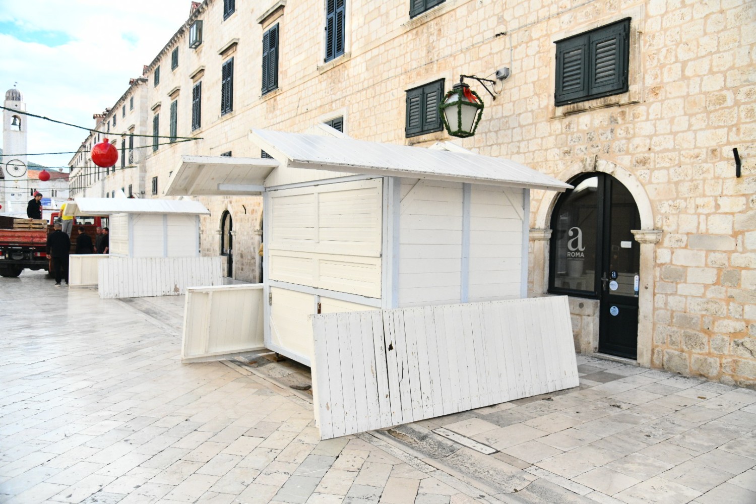 Postavljaju se kućice na Stradunu, Dubrovnik se sprema za Zimski festival (FOTO)